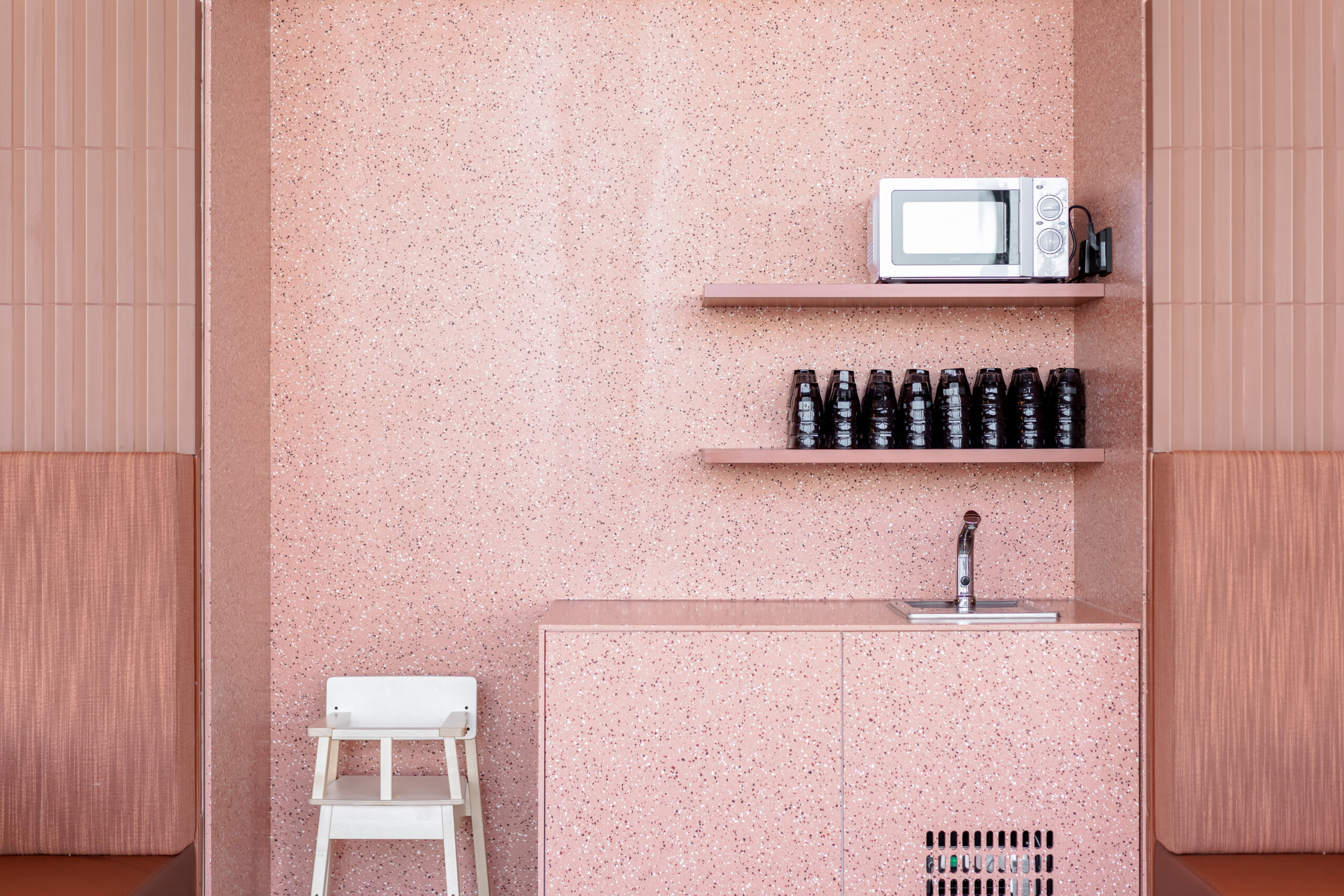 MR Cake, 2023, Stockholm DURAT TABLETOPS https://www.wearemod.se/projekt/mr-cake Designer: Michaela Thrun, MOD Copyright: Photographer: Sanna Lindberg / @sannalindbergphotography Design: MOD / @wearemod.se